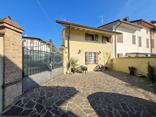 casa indipendente in vendita a Castiglione delle Stiviere in zona Gozzolina