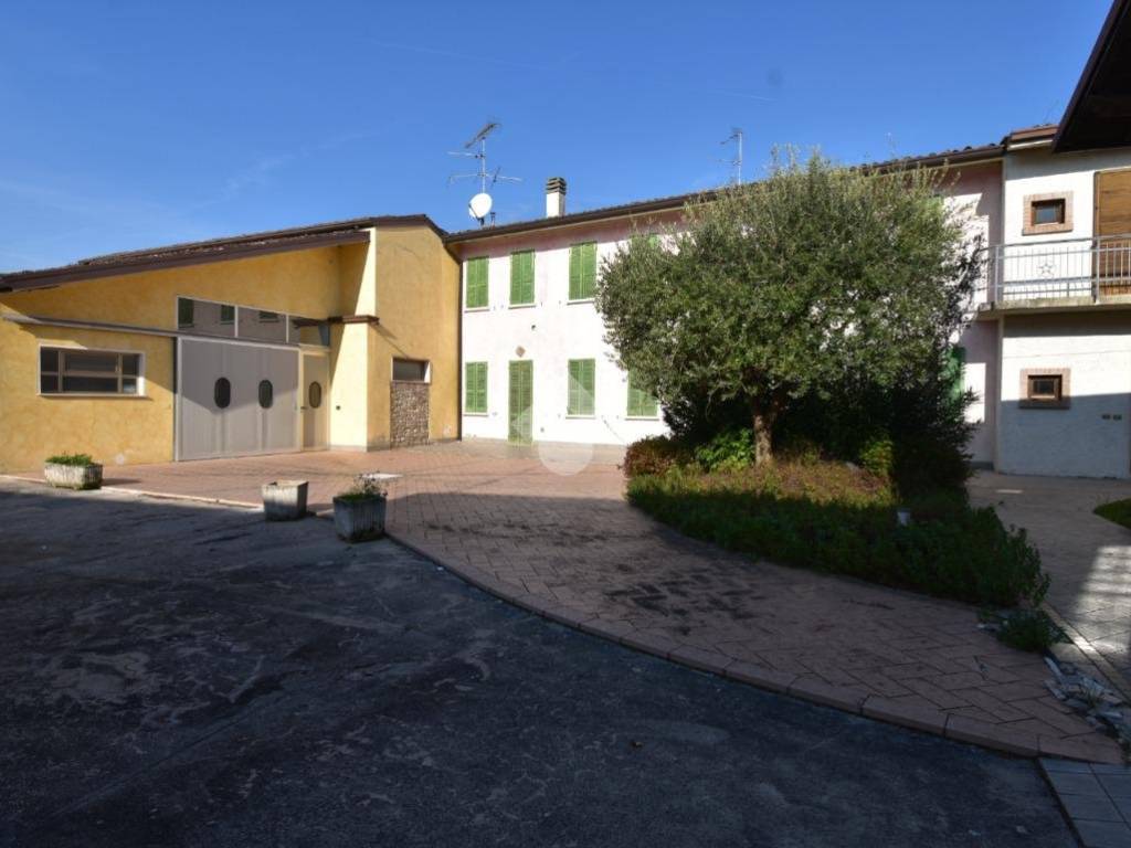 casa indipendente in vendita a Castiglione delle Stiviere in zona Gozzolina
