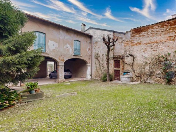 intera palazzina in vendita a Castiglione delle Stiviere