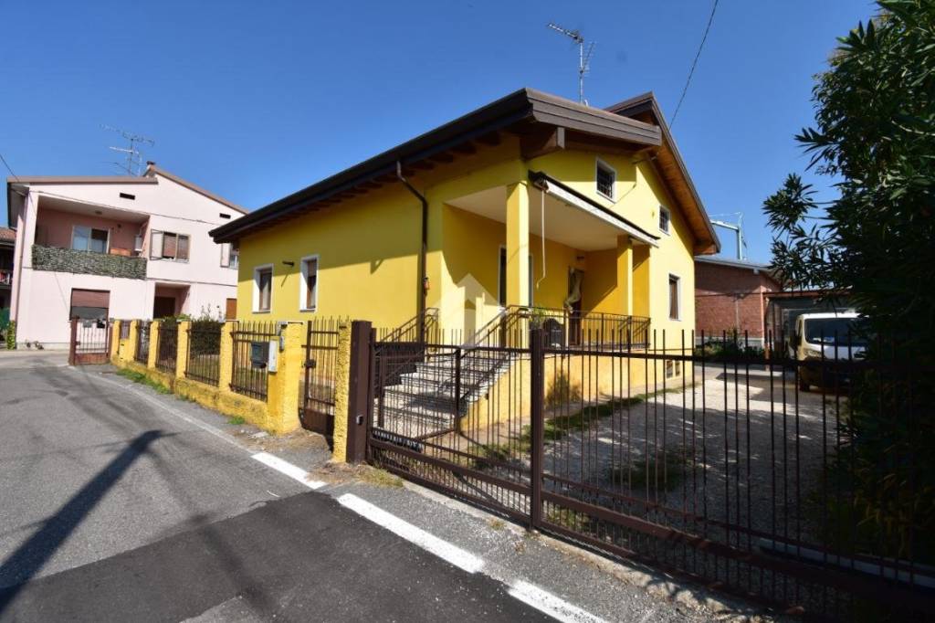 casa indipendente in vendita a Castiglione delle Stiviere