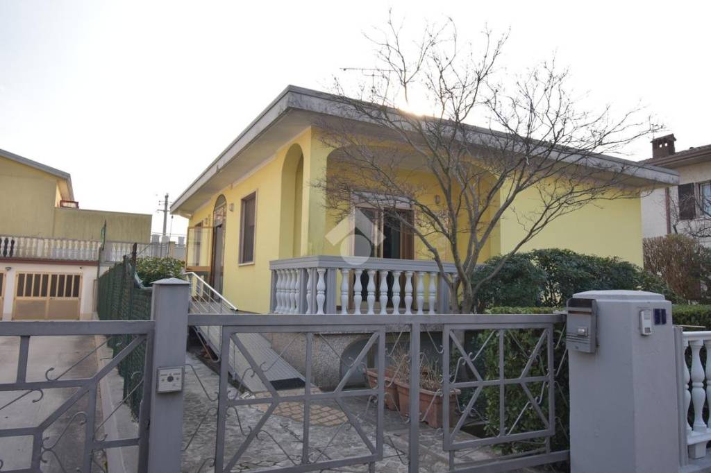 casa indipendente in vendita a Castiglione delle Stiviere