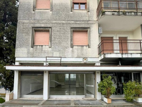 negozio in vendita a Castiglione delle Stiviere