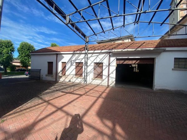 locale commerciale in vendita a Castiglione delle Stiviere