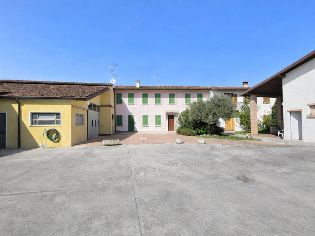 casa indipendente in vendita a Castiglione delle Stiviere