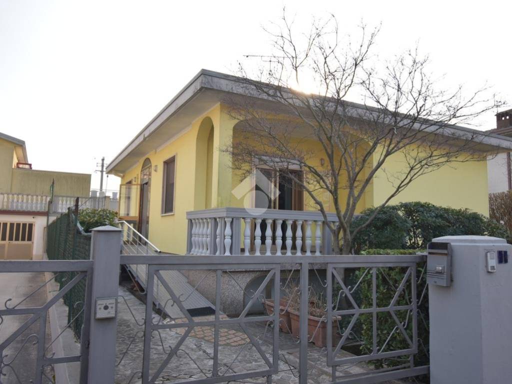 casa indipendente in vendita a Castiglione delle Stiviere