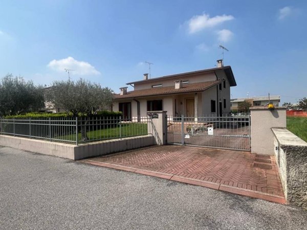 casa indipendente in vendita a Castiglione delle Stiviere