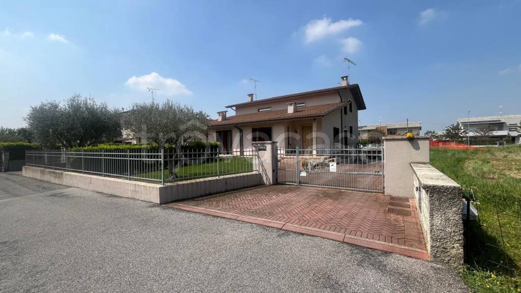 casa indipendente in vendita a Castiglione delle Stiviere