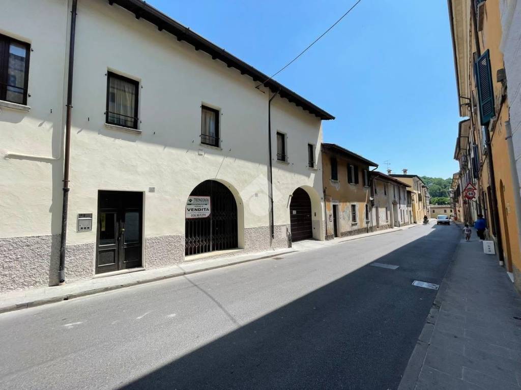 negozio in vendita a Castiglione delle Stiviere