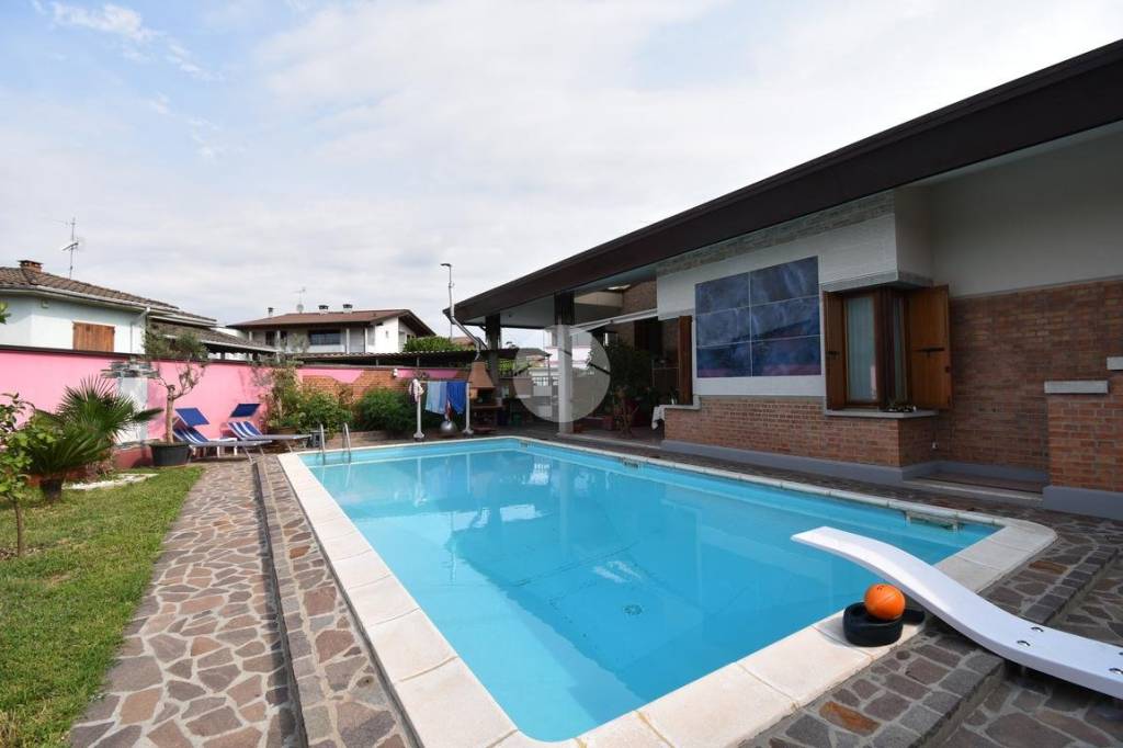 casa indipendente in vendita a Castiglione delle Stiviere