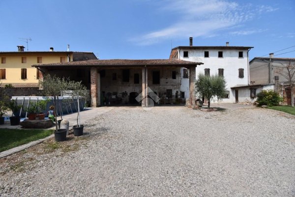 casale in vendita a Castiglione delle Stiviere in zona Gozzolina