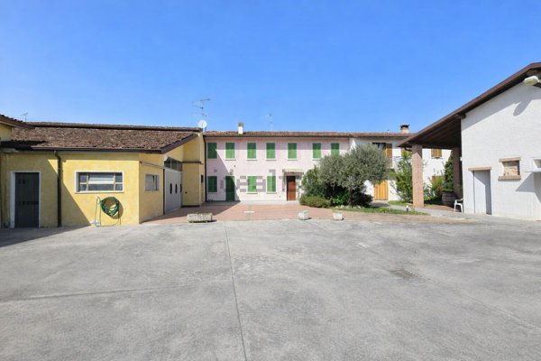 casa indipendente in vendita a Castiglione delle Stiviere in zona Gozzolina