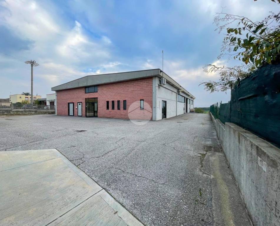 locale commerciale in vendita a Cavriana