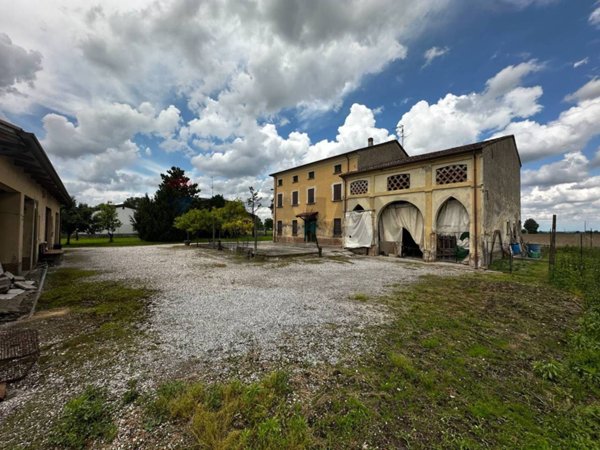 casa indipendente in vendita a Ceresara