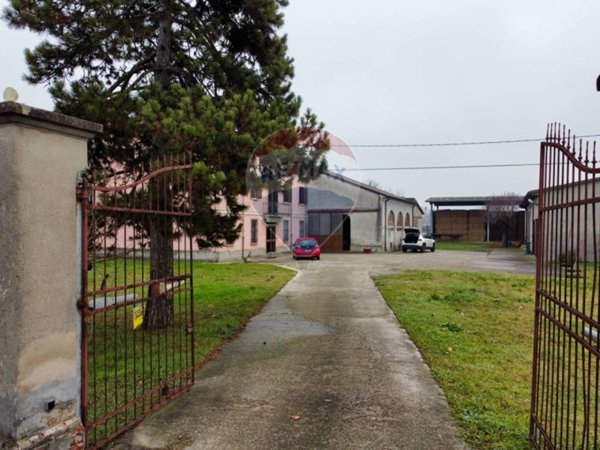 casa indipendente in vendita a Commessaggio