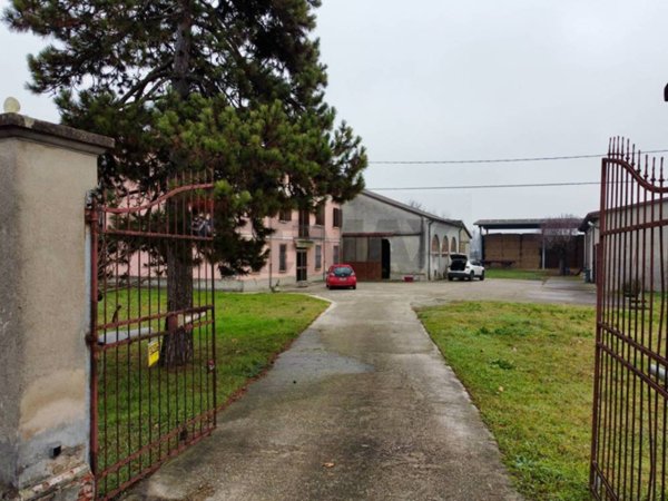 casa indipendente in vendita a Commessaggio