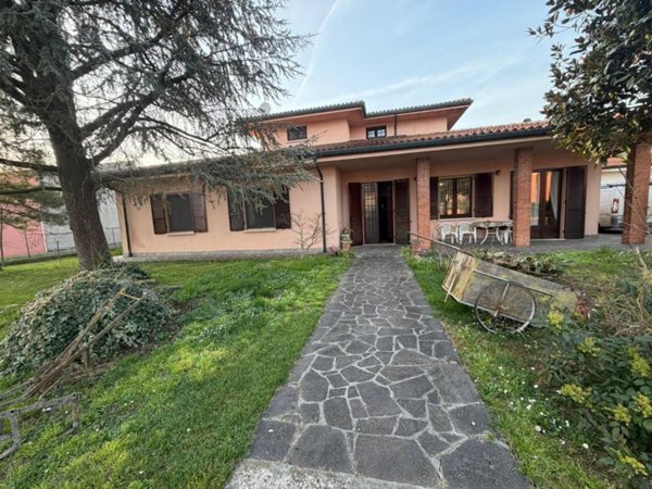casa indipendente in vendita a Commessaggio