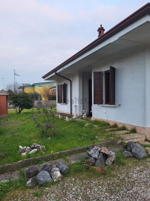 casa indipendente in vendita a Commessaggio