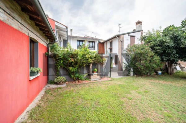 casa indipendente in vendita a Commessaggio