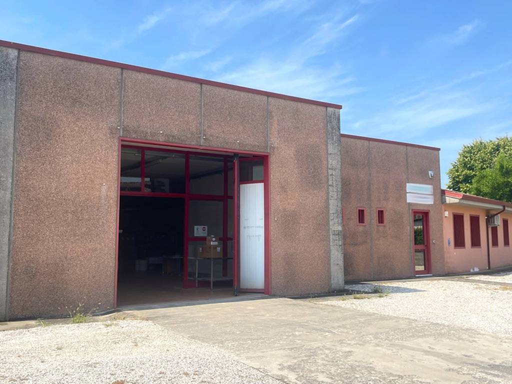 locale commerciale in vendita a Curtatone