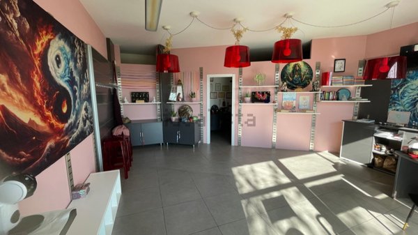 locale commerciale in vendita a Curtatone