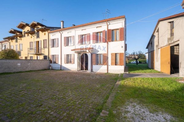 casa indipendente in vendita a Dosolo in zona Correggioverde
