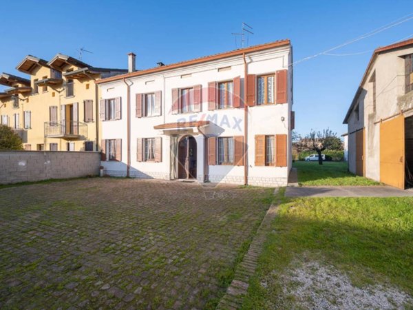 casa indipendente in vendita a Dosolo in zona Correggioverde