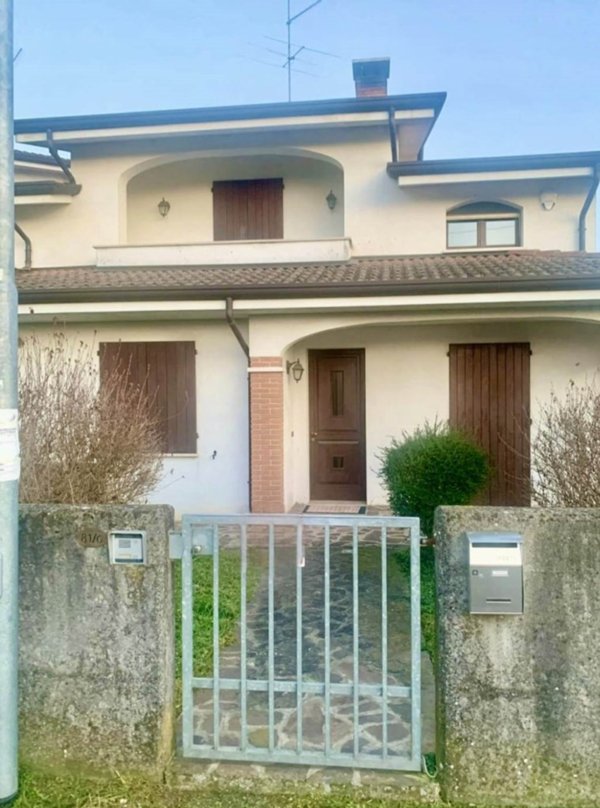 casa indipendente in vendita a Dosolo in zona Villastrada