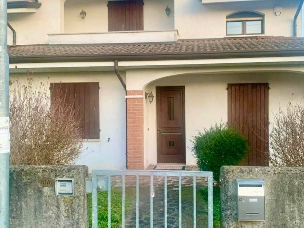 casa indipendente in vendita a Dosolo in zona Villastrada