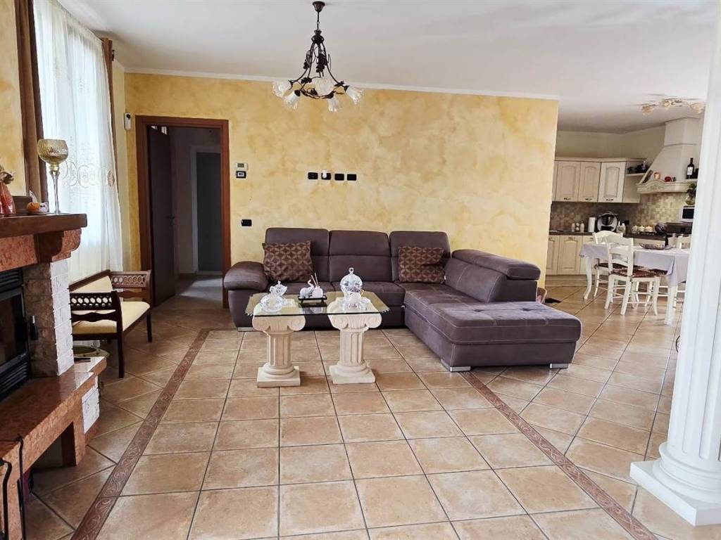 casa indipendente in vendita a Dosolo