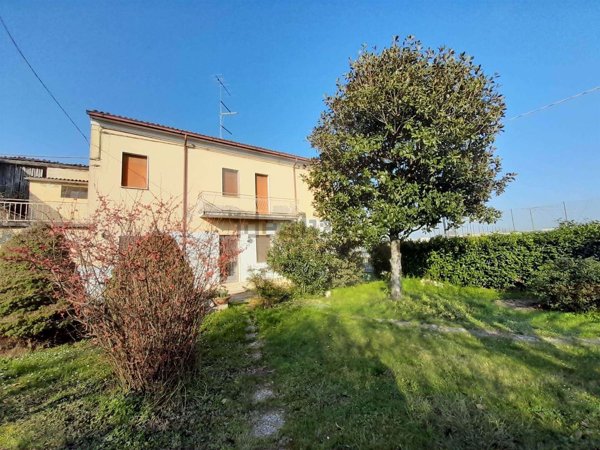 casa indipendente in vendita a Dosolo in zona Correggioverde