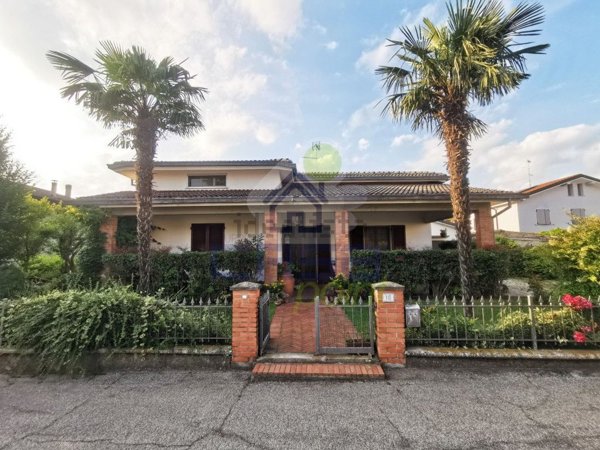 casa indipendente in vendita a Dosolo