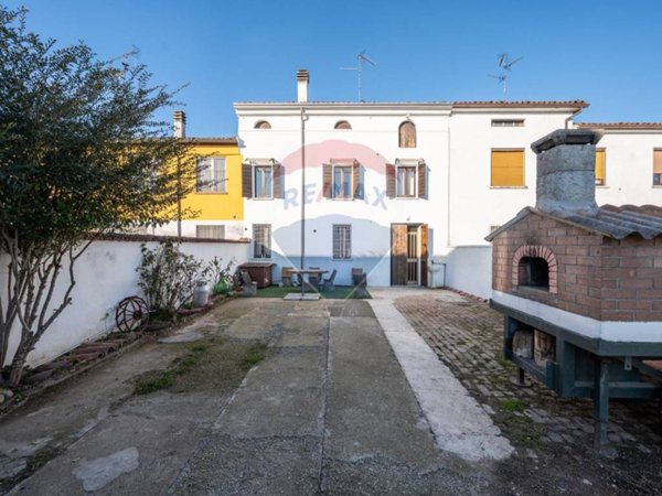 casa indipendente in vendita a Dosolo in zona Correggioverde