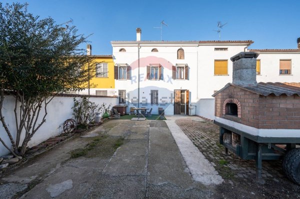 casa indipendente in vendita a Dosolo in zona Correggioverde