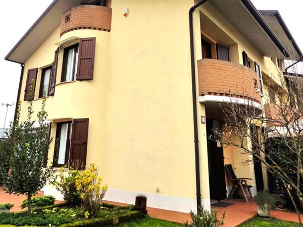 casa indipendente in vendita a Dosolo in zona Correggioverde