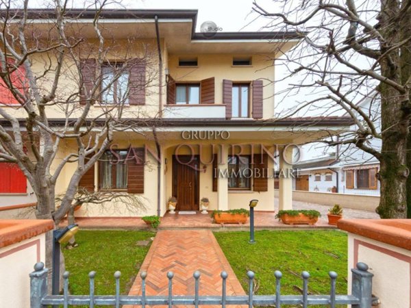 casa indipendente in vendita a Dosolo in zona Villastrada