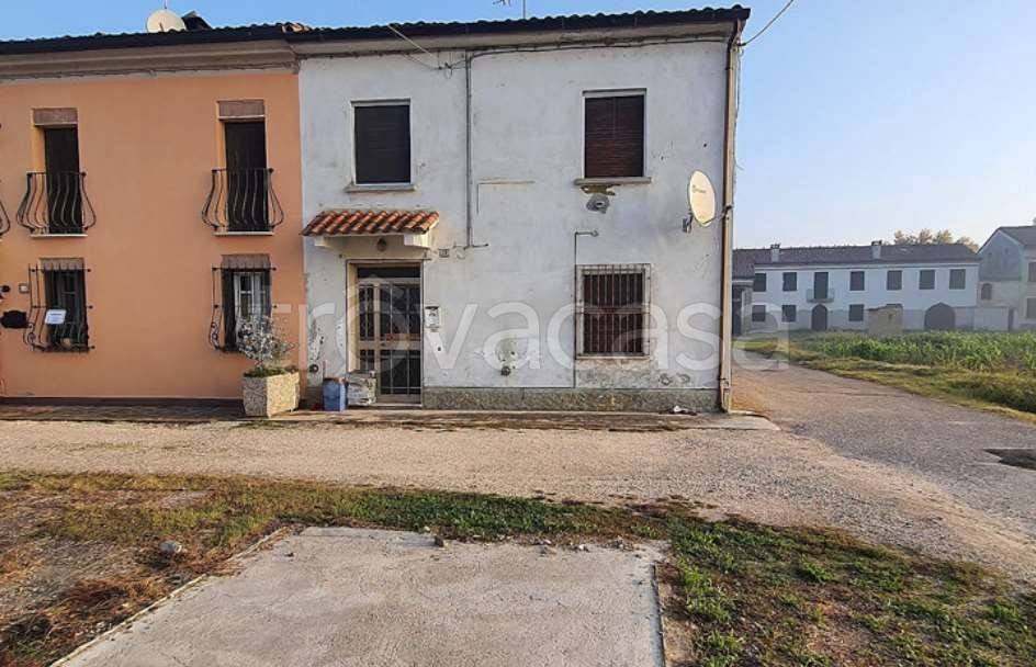 casa indipendente in vendita a Dosolo in zona Villastrada