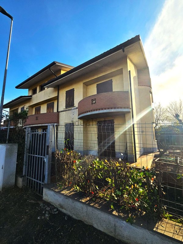 casa indipendente in vendita a Dosolo in zona Correggioverde