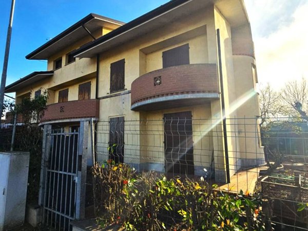 casa indipendente in vendita a Dosolo in zona Correggioverde