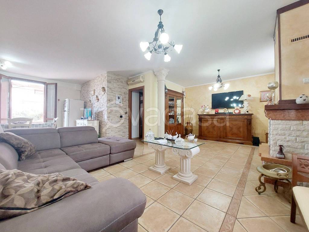 casa indipendente in vendita a Dosolo