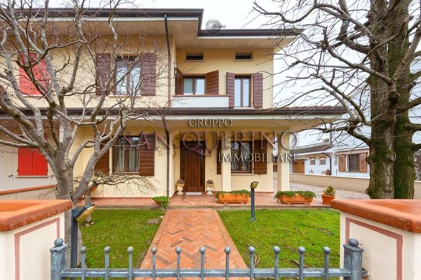 quadrivano in vendita a Dosolo in zona Villastrada