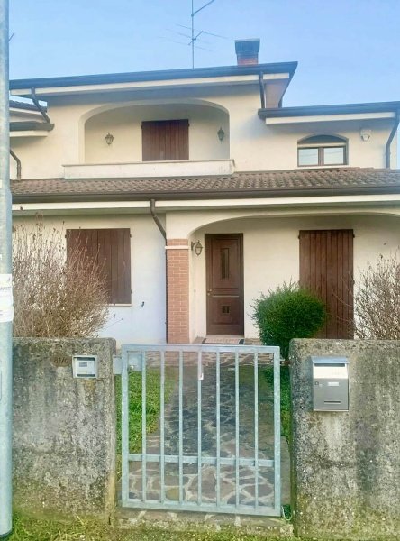 casa indipendente in vendita a Dosolo in zona Villastrada