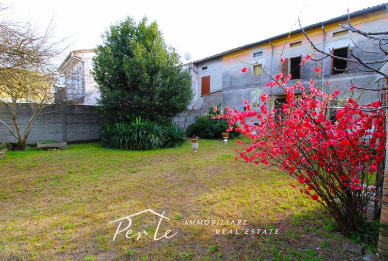 intera palazzina in vendita a Gazzuolo in zona Belforte