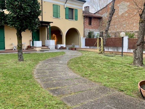 casa indipendente in vendita a Gazzuolo in zona Pomara