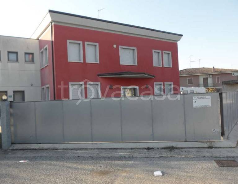 locale commerciale in vendita a Goito in zona Torre