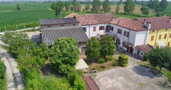 casa indipendente in vendita a Goito