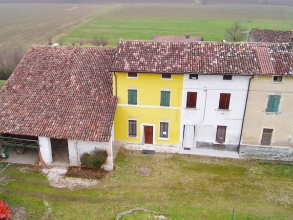 casa indipendente in vendita a Goito