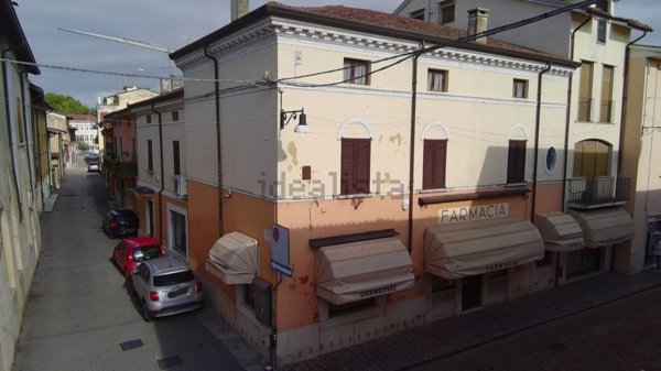 esavano in vendita a Goito