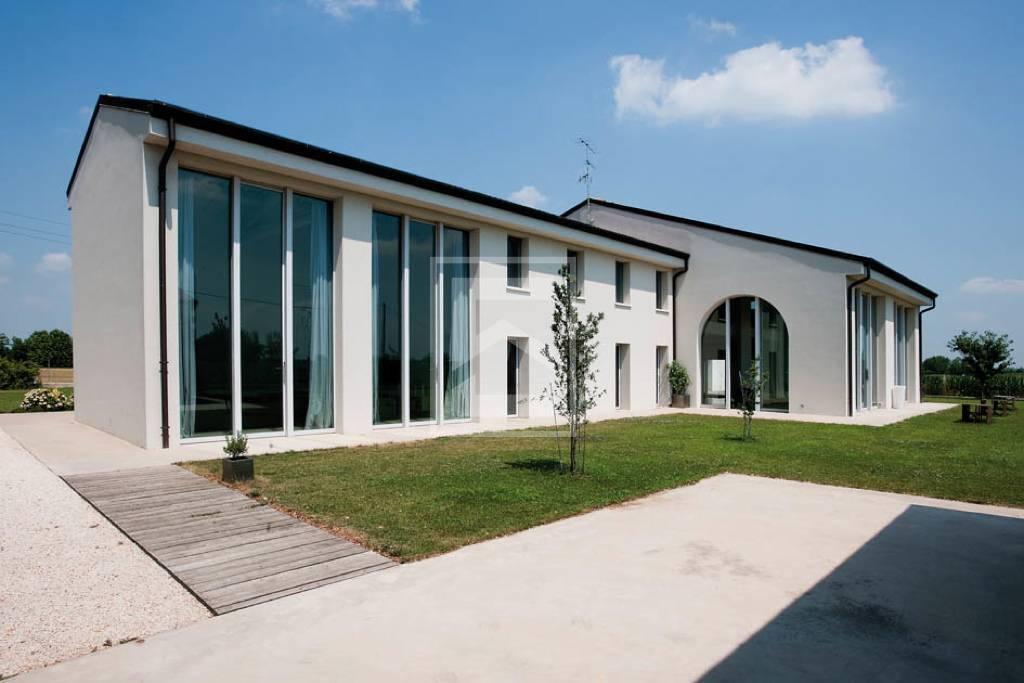 casa indipendente in vendita a Goito