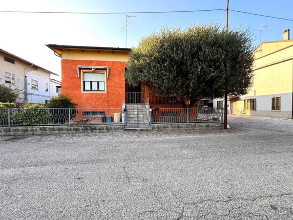 casa indipendente in vendita a Goito in zona Solarolo