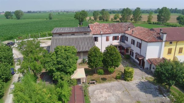 casa indipendente in vendita a Goito